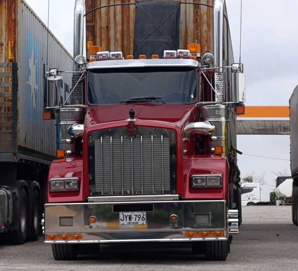 Tractocamión Kenworth de TMB con contenedor