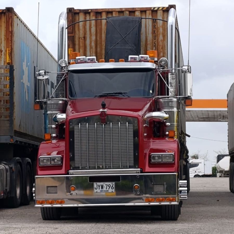 Tractocamión de TMB con contenedor