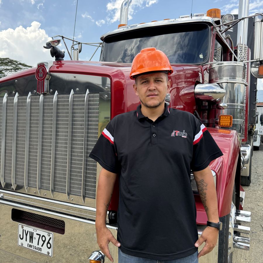 Colaborador de Transmeba Carga con casco de seguridad