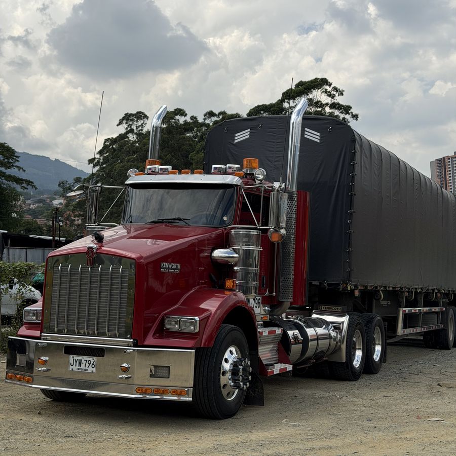 Kenworth de TMB con tráiler carpado