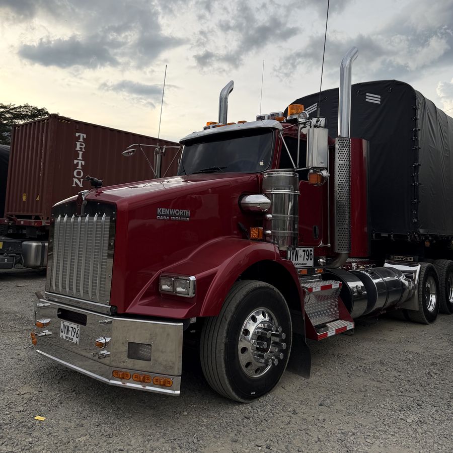 Kenworth de TMB en el patio de operaciones